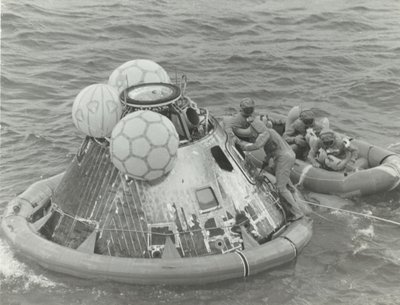 [Astronauter i livbåt efter Apollo 11 Splashdown], 1969. av NASA Images
