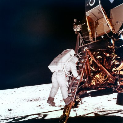Edwin Buzz Aldrin går ner för stegen på Lunar Module-stegen för att gå på månen, 1969. av NASA Images