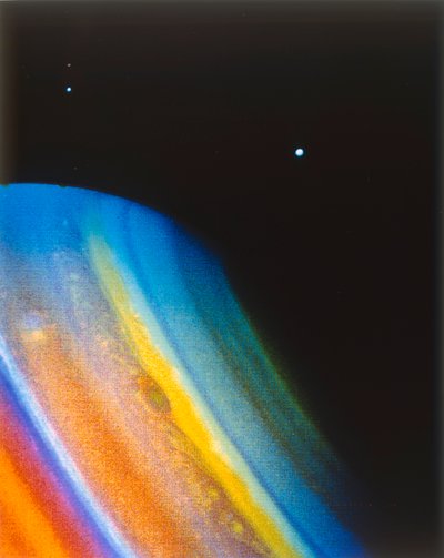 Saturnus och dess måne Dione, sett från rymdfarkosten Voyager 2. av NASA Images
