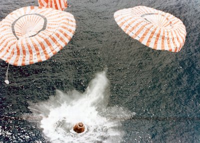Apollo 15-kapseln landar säkert trots ett fallskärmsfel, Mid-Pacific Ocean, 1971. av NASA Images