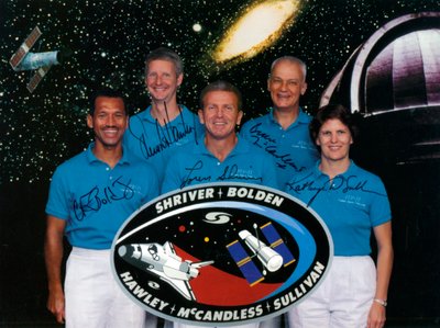 Besättningen på rymdfärjans uppdrag STS-31, 1990. av NASA Images