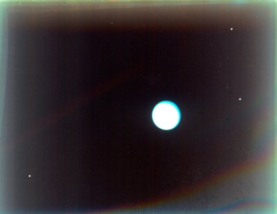 Uranus med satelliterna Miranda, Ariel och Umbriel, från Voyager 2, 24 januari 1986. av NASA Images