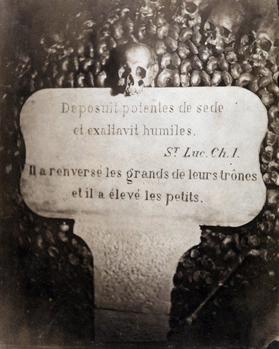 Ossuarierna i Paris katakomber. Petrus bär ett citat från kapitel 1 i Lukasevangeliet (Deposuit potentes de sede et exaltavit humiles. På franska: Han störtade de stora och uppfostrade de små) av Nadar
