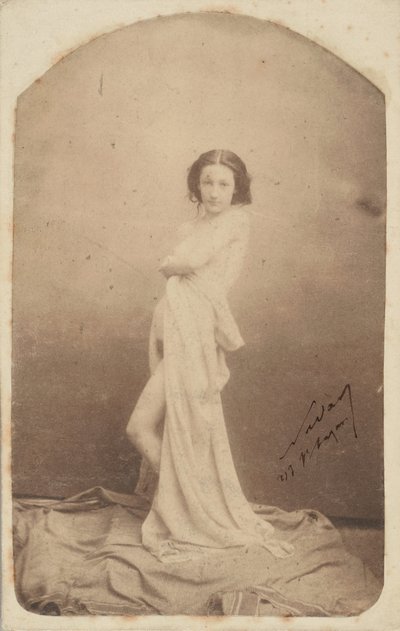 [Draperad stående naken], 1856-59. av Nadar