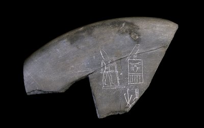 Fragment av inskriven stenskål, ca 3285 f.Kr. (huggen siltsten) av Naqada I Period Egyptian