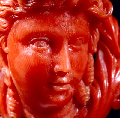 Hänge av klassiskt huvud och anafora i medelhavskorall och guld (detalj) av Neapolitan School