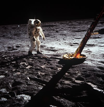 Buzz Aldrin vid benet på Lunar Module, Apollo II-uppdrag, juli 1969. av Neil Armstrong