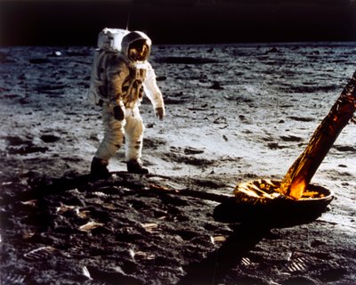 Buzz Aldrin vid benet på Lunar Module, Apollo II-uppdrag, juli 1969. av Neil Armstrong
