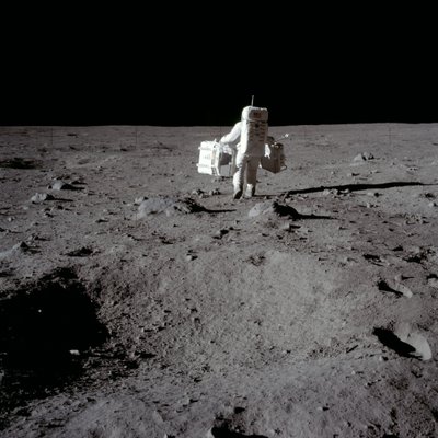 Buzz Aldrin genomför ett experiment på månens yta, Apollo II-uppdraget, juli 1969. av Neil Armstrong