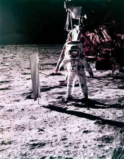 Buzz Aldrin sätter ut solvindfångare på månens yta, Apollo 11-uppdrag, juli 1969. av Neil Armstrong