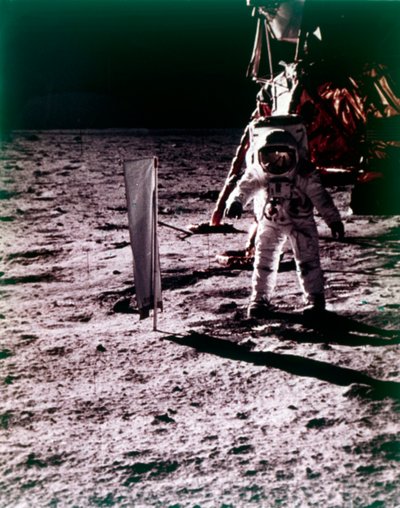 Buzz Aldrin placerar ut solvindfångare på månens yta, Apollo 11-uppdrag, juli 1969. av Neil Armstrong