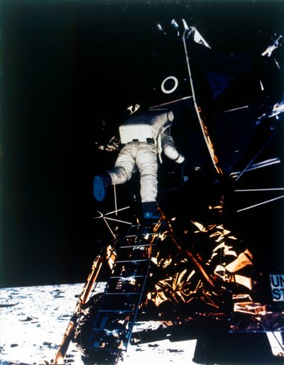 Buzz Aldrin härstammar från Lunar Module, Apollo II-uppdraget, juli 1969. av Neil Armstrong
