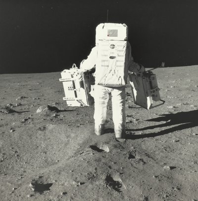 Buzz Aldrin på månen med komponenter i det tidiga Apollo Scientific Experiments Package, 1969. av Neil Armstrong