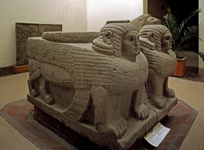Art neo hittite: pelarens bas i basaltdekor av sfinx. från platsen för Samal (nuvarande Sam