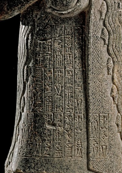 Sumerisk konst: Detalj av statyn av Gudea, prins av Lagash kallad "" med den forsande vasen"" och tillägnad gudinnan Geshtinanna - Skulptur i dolerit från Tello (Girsu en Mesopotamie), Mot 2120 f.Kr. Höjd: 62 cm, Bredd: 25,60 cm - Paris, Muse av Neo-Sumerian Neo-Sumerian