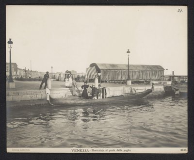 Gondol längs en brygga vid Ponte della Paglia i Venedig Venedig - Sbarcatojo al ponte della paglia (titel på objekt) av Neue Photographische Gesellschaft