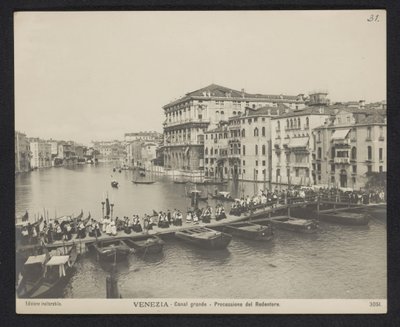 Procession över en pontonbro på Canal Grande i Venedig under Festa del Redentore Venedig - Canal Grande - Processione del Redentore (titel på objekt) av Neue Photographische Gesellschaft