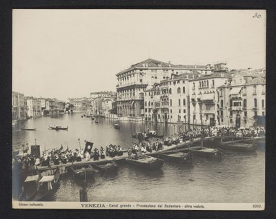 Procession över en pontonbro på Canal Grande i Venedig under Festa del Redentore Venedig - Canal Grande - Processione del Redentore - altra veduta (titel på objekt) av Neue Photographische Gesellschaft