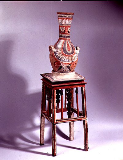 Vas på en pall av New Kingdom Egyptian