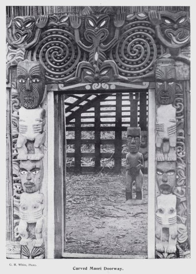 New Plymouth, Nya Zeeland: Carved Maori Doorway (s/v foto) av New Zealand Photographer