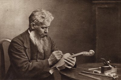 Violinmakaren (svartvitt foto) av Nichol Elliot