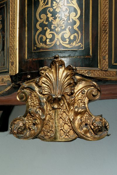Detalj av en Ludvig XIV-kommod (ormolu, mässing, sköldpaddsskal & ebenholtsboll) (se även 486114-19) av Nicholas Sageot