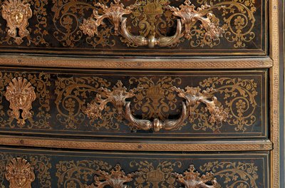 Detalj av en Ludvig XIV-kommod (ormolu, mässing, sköldpaddsskal & ebenholtsboll) (se även 486114-19) av Nicholas Sageot