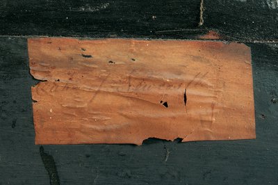 Detalj av en Ludvig XIV-kommod (ormolu, mässing, sköldpaddsskal & ebenholtsboll) (se även 486114-19) av Nicholas Sageot