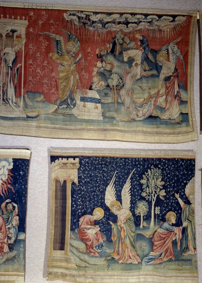 Uppenbarelseupphängning (1373-1383), n. 61: den femte ängeln hällde sin flaska på Betes trone, den sjätte tomma på Eufrat. Nedan, n. 70, dikterar tjänstens följeslagare åt Johannes och råder honom att tillbe Gud och inte honom. Gobeläng av Ni av Nicolas Bataille