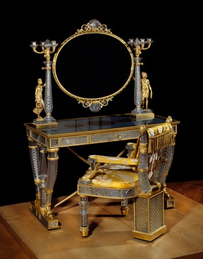 Bord och toalettstol av hertiginnan av Berry (Marie Caroline Ferdinande Louise de Bourbon, prinsessan av de två sicilierna (Deux Sicilies) (1798-1870). Kristall, gyllene brons och eglomisglas. Möbler realiserade av Nicolas Henri Jacob (1782-1871) ) av Nicolas Henri Jacob