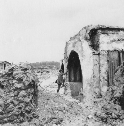 Dugout gjord av betong och fodrad med korrugerad plåt, första världskriget, c1914-c1918 av Nightingale and Co