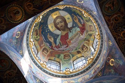 Kristus pantokrator under den centrala kupolen i Frälsarens kyrka på utspillt blod i St. Peters av Nikolai Nikolayevich Harlamov