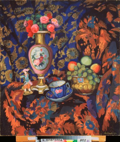 Stilleben med porslin och blommor - Verk av Nikolai Semyonovich Zaytsev (1885-1938), tempera på kartong av Nikolai Semyonovich Zaytsev