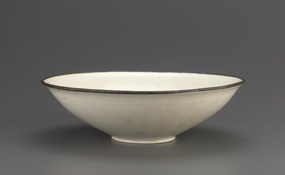 Ding wareskål med inskuren lotusdekoration, Hebei-provinsen, 1000-tidigt 1100-tal (keramik) av Northern Song Dynasty Chinese School