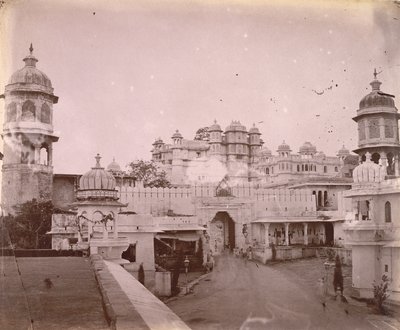 Utsikt över stadspalatset, med ingångsporten i förgrunden, Udaipur av O.S. Baudesson