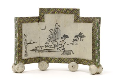 Skrivbordsskärm i Kenzanstil med design av bergsskydd, Inkstone-skärm (kenbyo), sent 1800-tal (buff lera, järnpigment, emaljer under transparent blyglasyr) av Ogata (style of) Kenzan