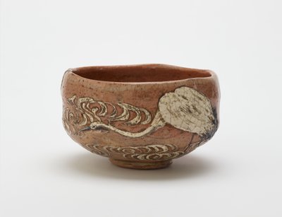 Teskål i Kenzanstil med design av kran och rinnande vatten, sent 1800-tal (röd lera, vit slip, järnpigment under klar blyglasyr) av Ogata (style of) Kenzan