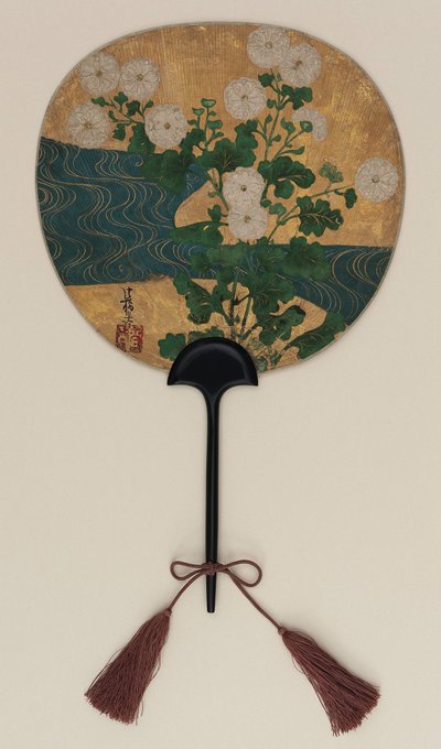 Fläkt; på ena sidan Narihira och pilgrimen; å andra sidan, krysantemum och en bäck, Edo-period, sent 1600- och tidigt 1700-tal (bläck, färg & guld på papper) av Ogata Korin