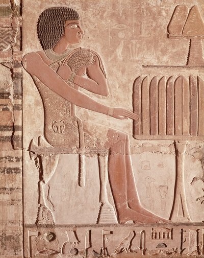 Relief som visar den avlidne sittande framför ett offerbord med bröd (målad sten) av Old Kingdom Egyptian