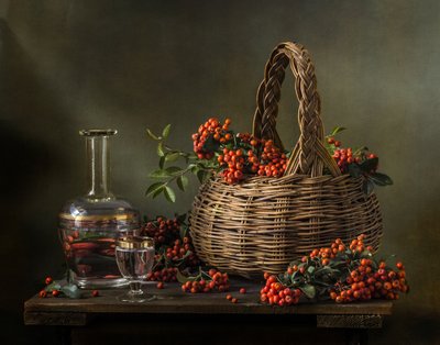 Skörda bär och dekanterare av Olga Aleksandrovna