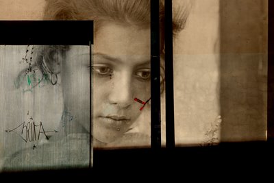 Porträtt på vägg, 2019 (digital mixed media) av Olivia Gozzano