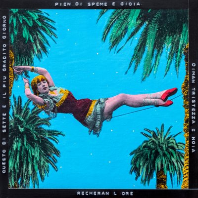 Village Saturday,2021 (blandteknik på duk) av Olivia Gozzano