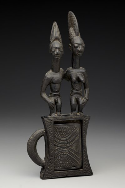 Spegelfodral, före 1938 (trä & spegel) av Olowe of Ise