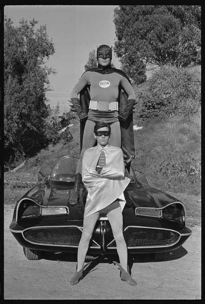 Batman och Robin och Batmobile på uppsättningen av "Batman" TV-serien av Orlando Suero