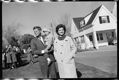 John F. Kennedy med Jackie Kennedy och dottern Caroline av Orlando Suero