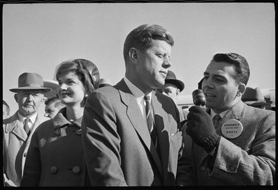 John F. Kennedy med reportern och Jackie Kennedy under valet av Orlando Suero