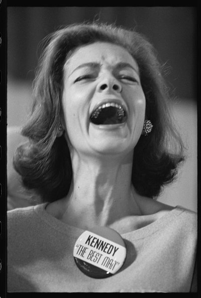 Lauren Bacall bär "Kennedy The Best Man"-nålsmärket på valnatten av Orlando Suero