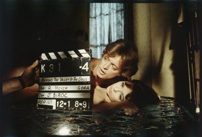 Michael Blodgett och Dolly Read på uppsättningen i "Beyond the Valley of the Dolls", 1970 (foto) av Orlando Suero