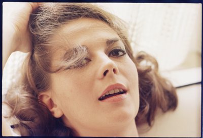 Natalie Wood hemma med huvudet på kudden av Orlando Suero