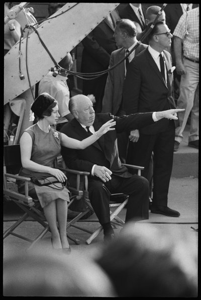 Prinsessan Margaret och Alfred Hitchcock på uppsättningen av "Torn Curtain" av Orlando Suero